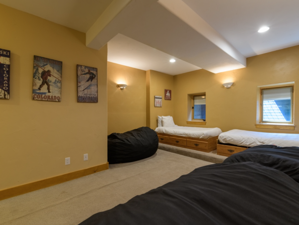 5 bedroom plus loft 10 min walk to Peak 8